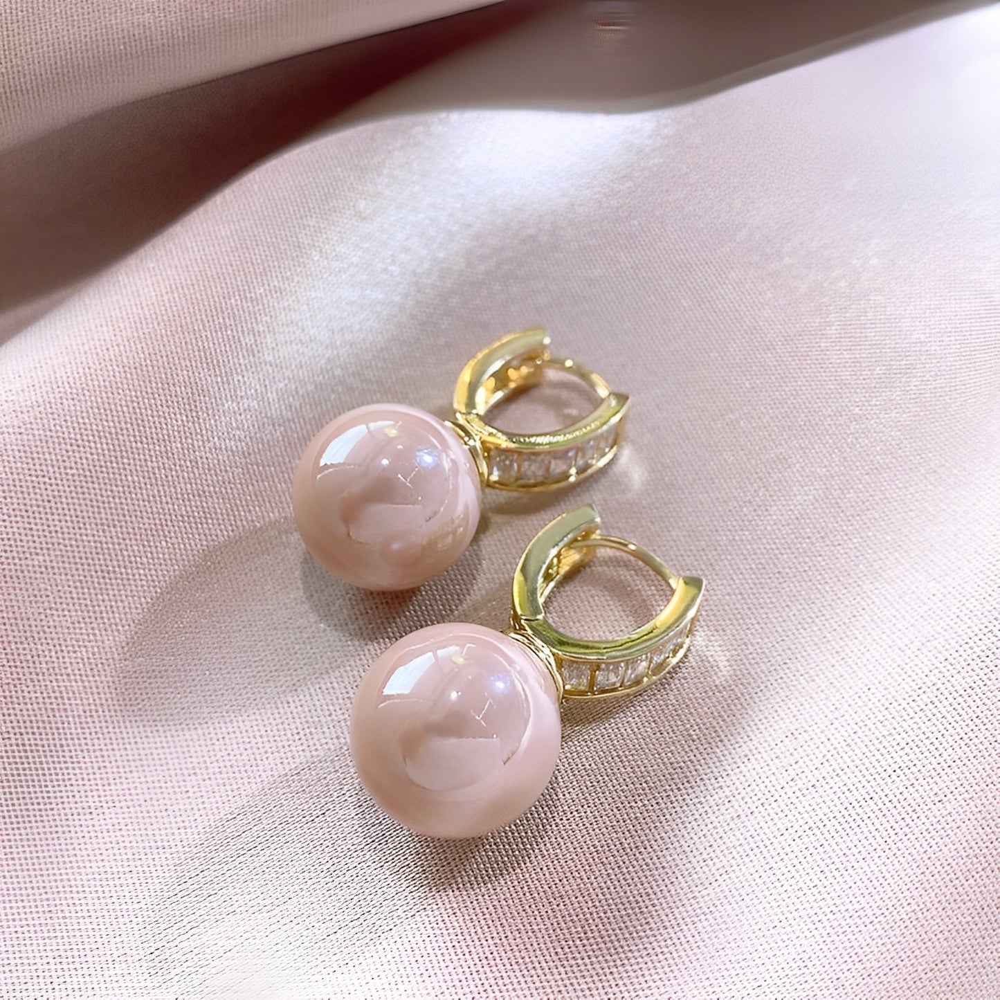 Aurora – Pendientes Dorados con Perla Rosa y Circonitas