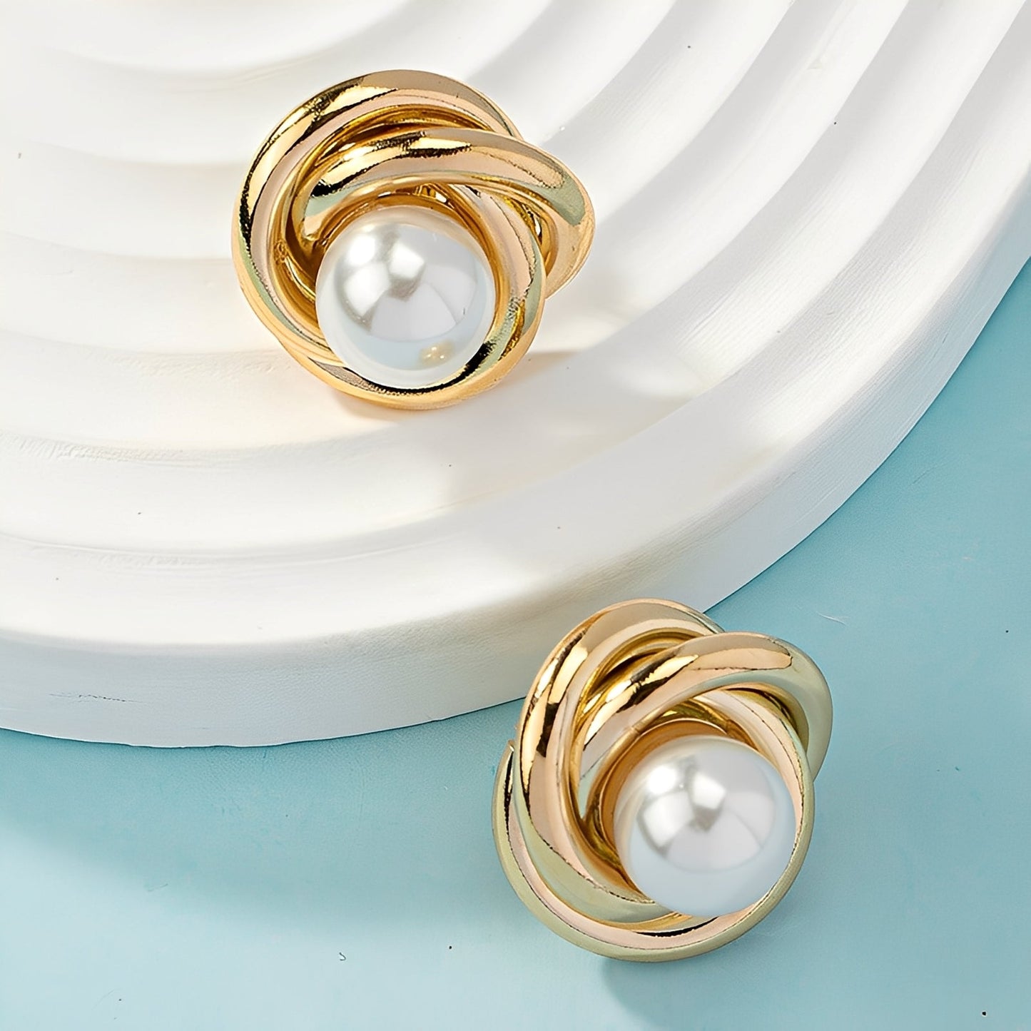 Krisna – Bisutería de Orejas Elegante en Oro con Perlas