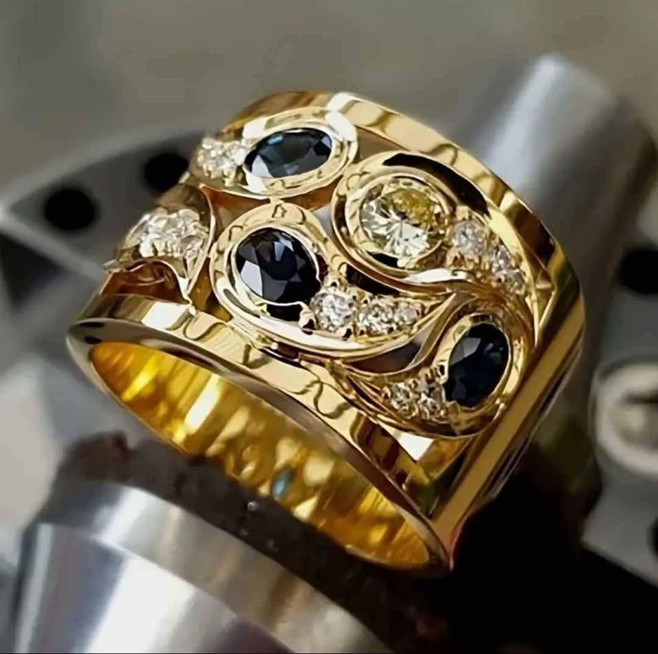 Elina – Anillo Vintage Dorado Incrustado de Circon