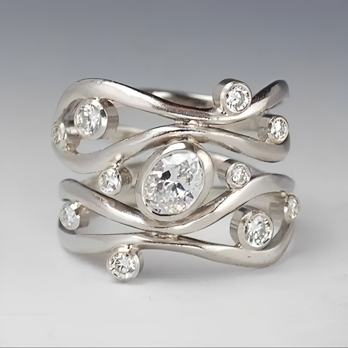 Inara – Anillo Vintage Plateado con Circonita Irregular