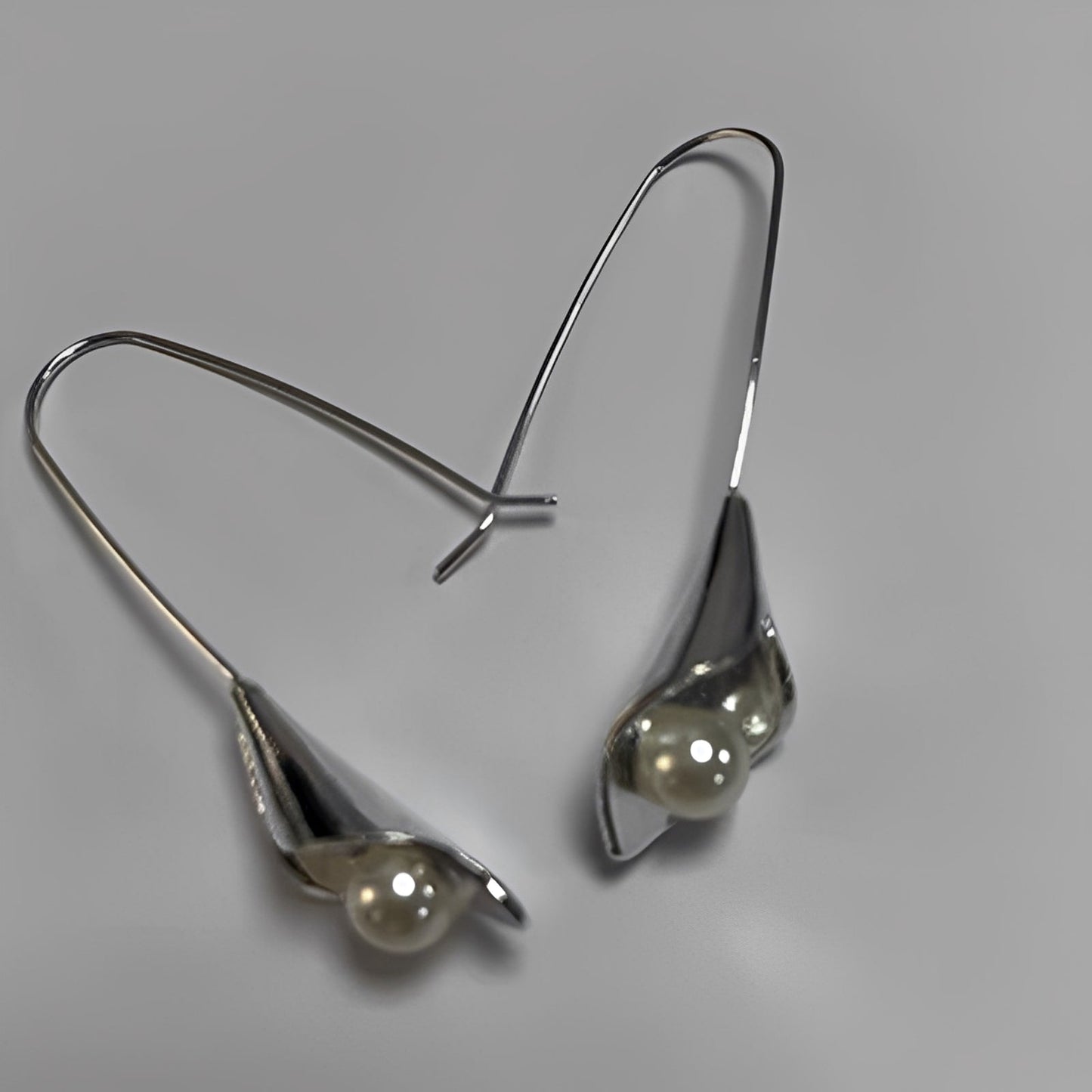 Iris – Pendientes Elegantes Hoja y Perla
