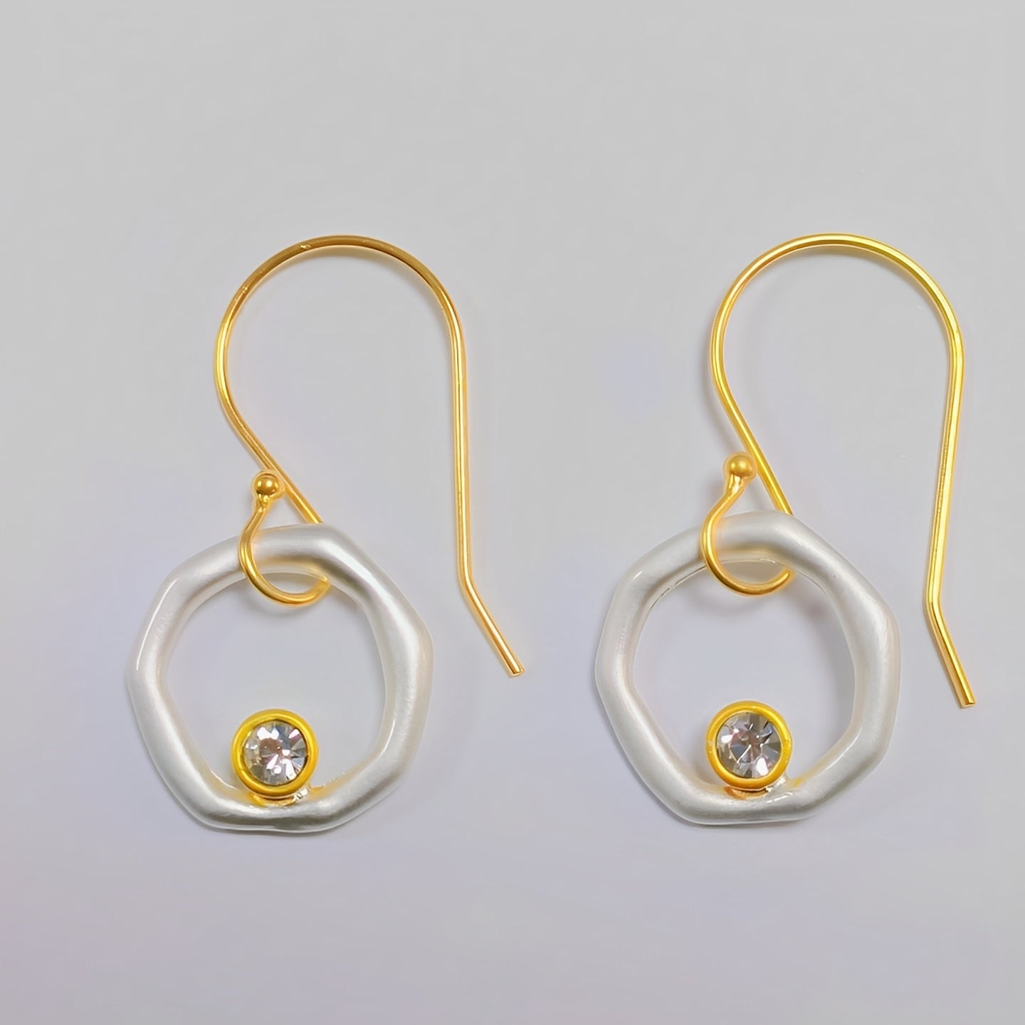 Isolde – Pendientes Vintage de Circon con Detalle Dorado y Plateado