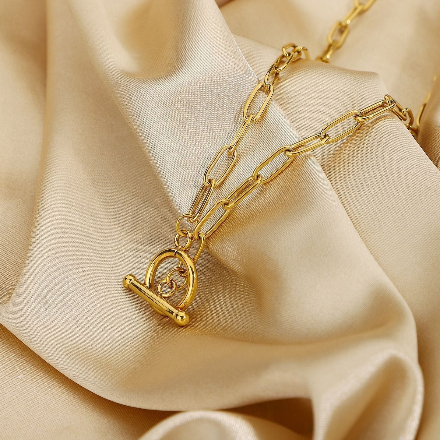 Ellie – Collar T-Bar con Enlaces Lineales en Oro