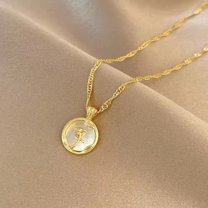 Rosalie – Collar Elegante con Rosa Suave