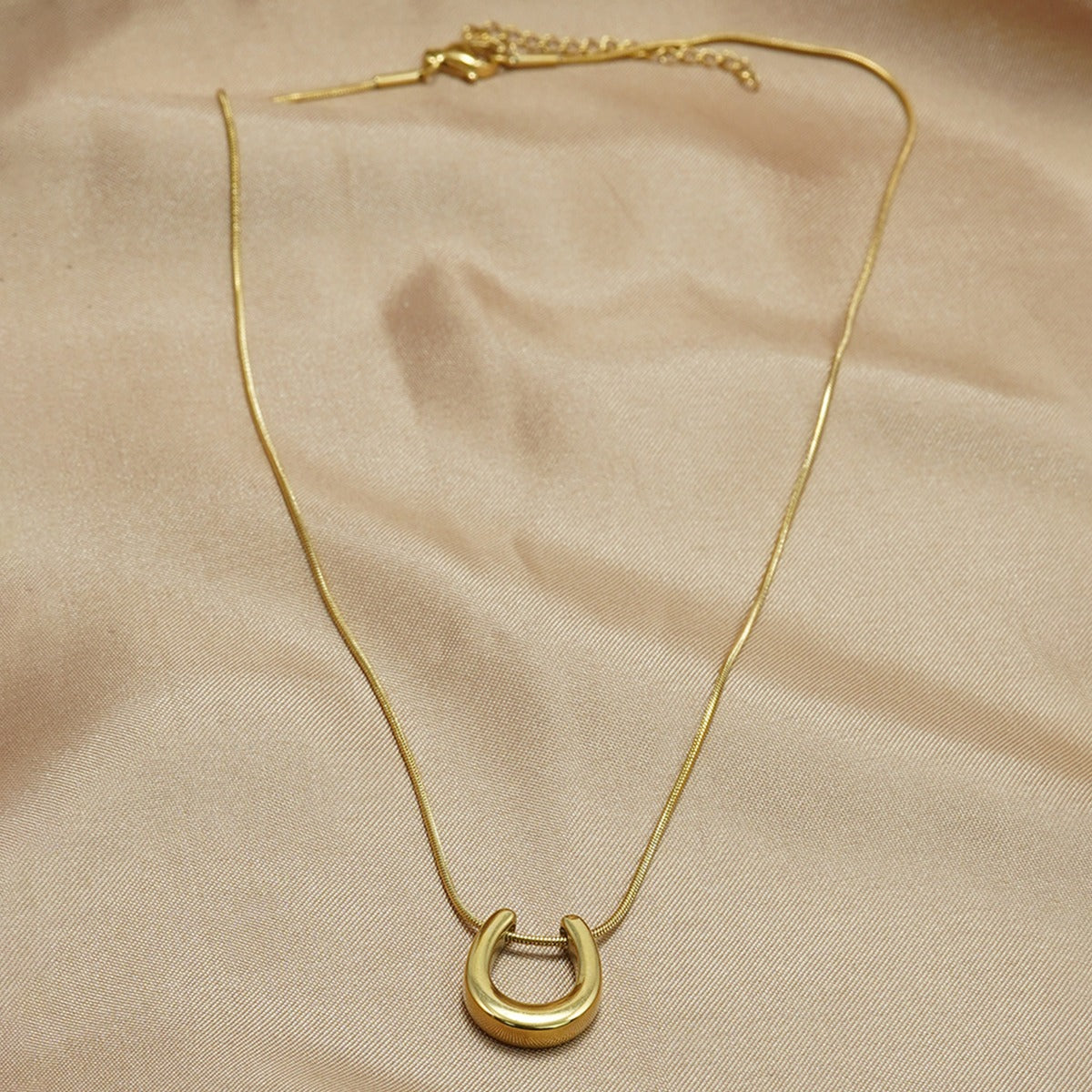 Caitlin – Collar Herradura Dorada Amuleto de la Suerte