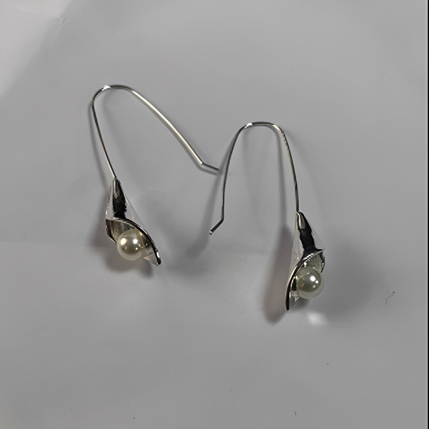 Iris – Pendientes Elegantes Hoja y Perla