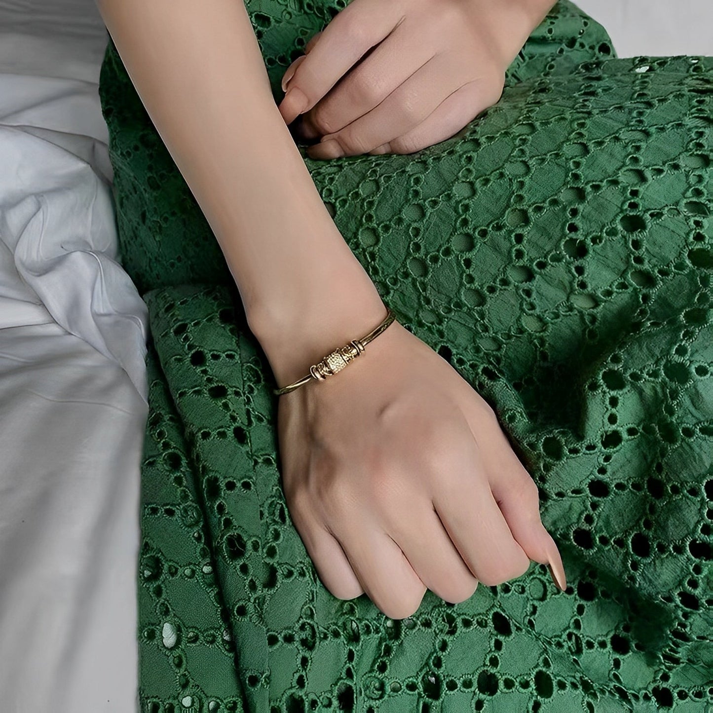 Ella – Pulsera Ajustable con Dijes Dorados