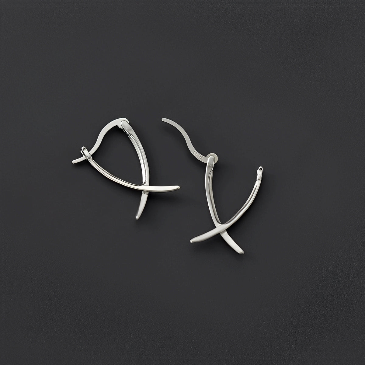 Vanny – Pendientes Cruz de Oro Elegante