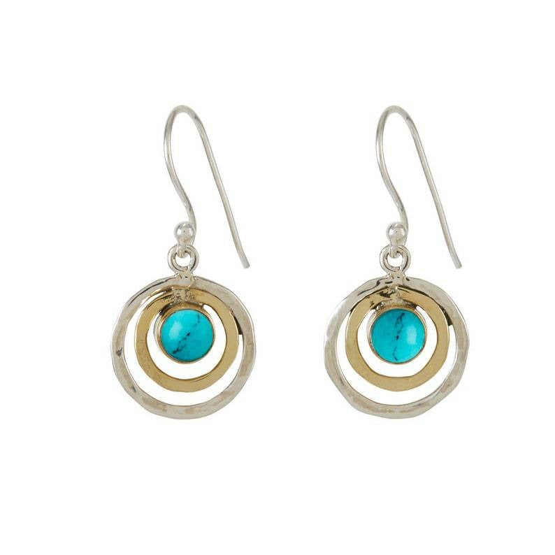 Nayah – Pendientes Bohemios Saturno con Piedra Turquesa, Acabado Plata y Oro
