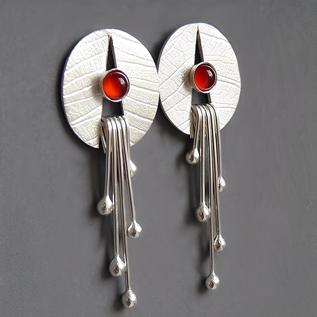 Carmine – Pendientes Colgantes con Piedra Roja y Diseño Calado