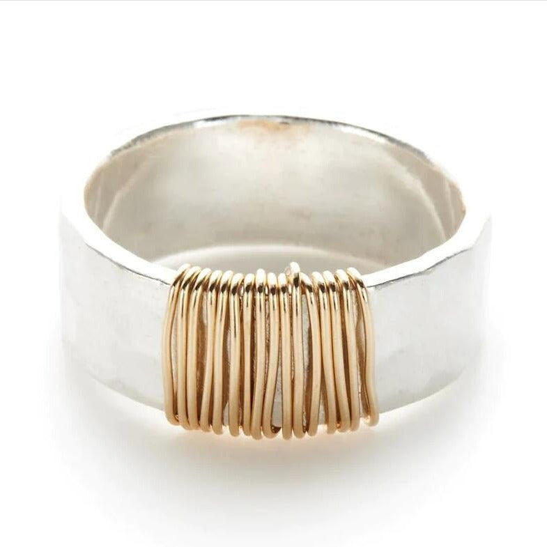 Anika – Anillo Plateado con Hilo Dorado
