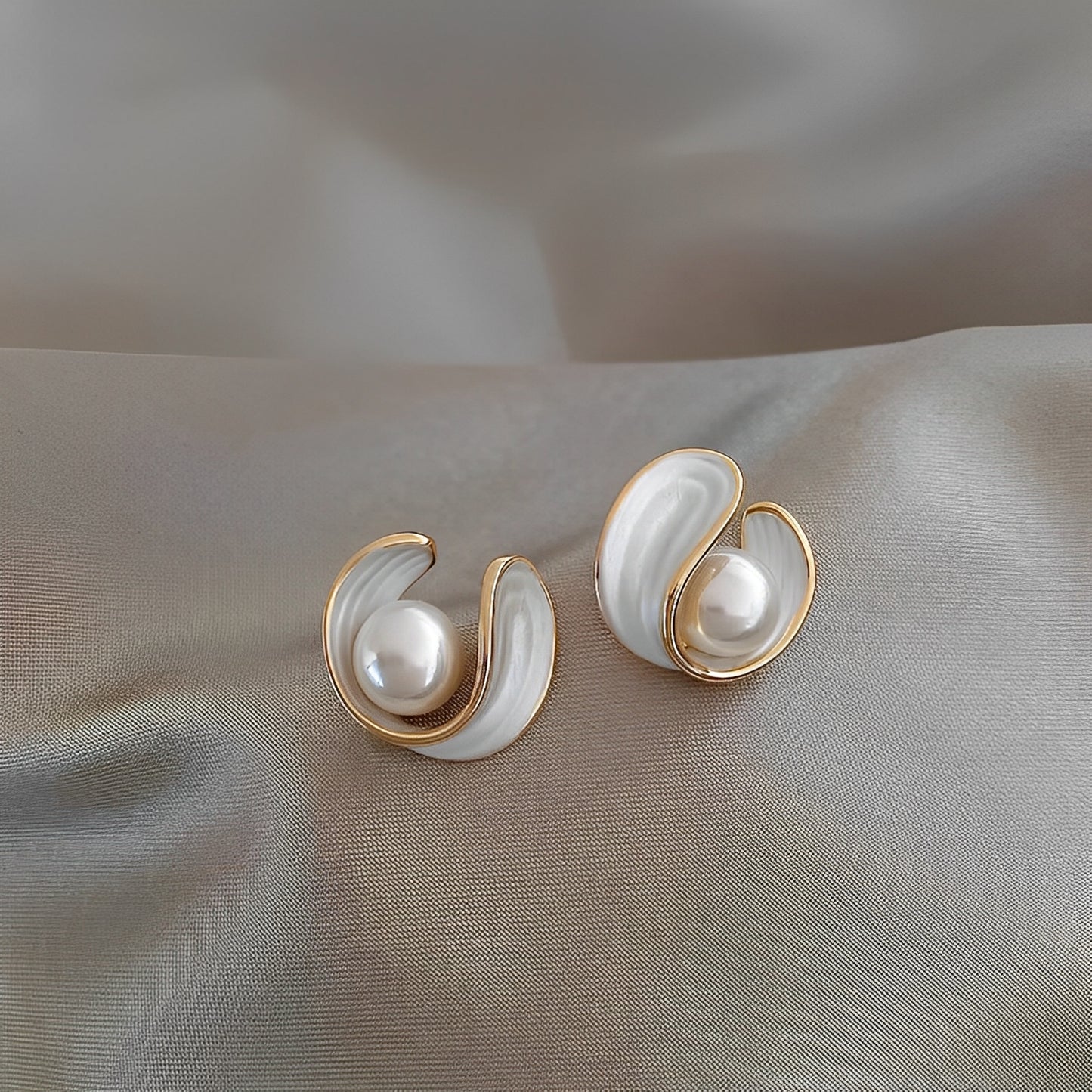 Aimee – Pendientes de Lujo con Ópalo Blanco y Perlas en Oro