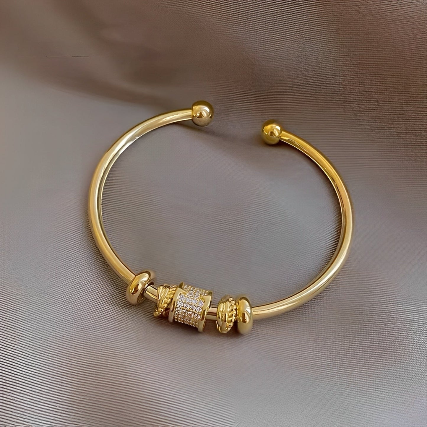 Ella – Pulsera Ajustable con Dijes Dorados