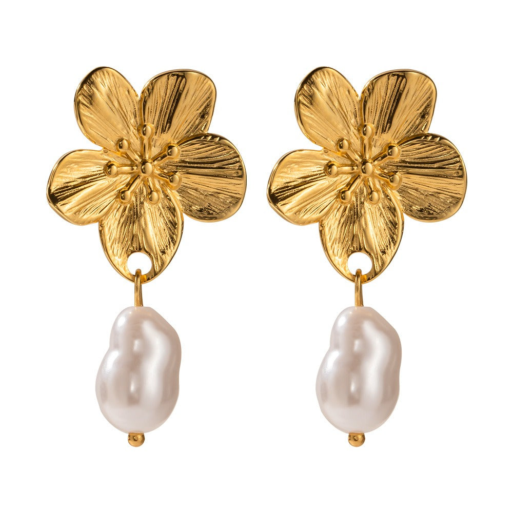 Ember – Aretes de Flor Blossom con Perla Doradas