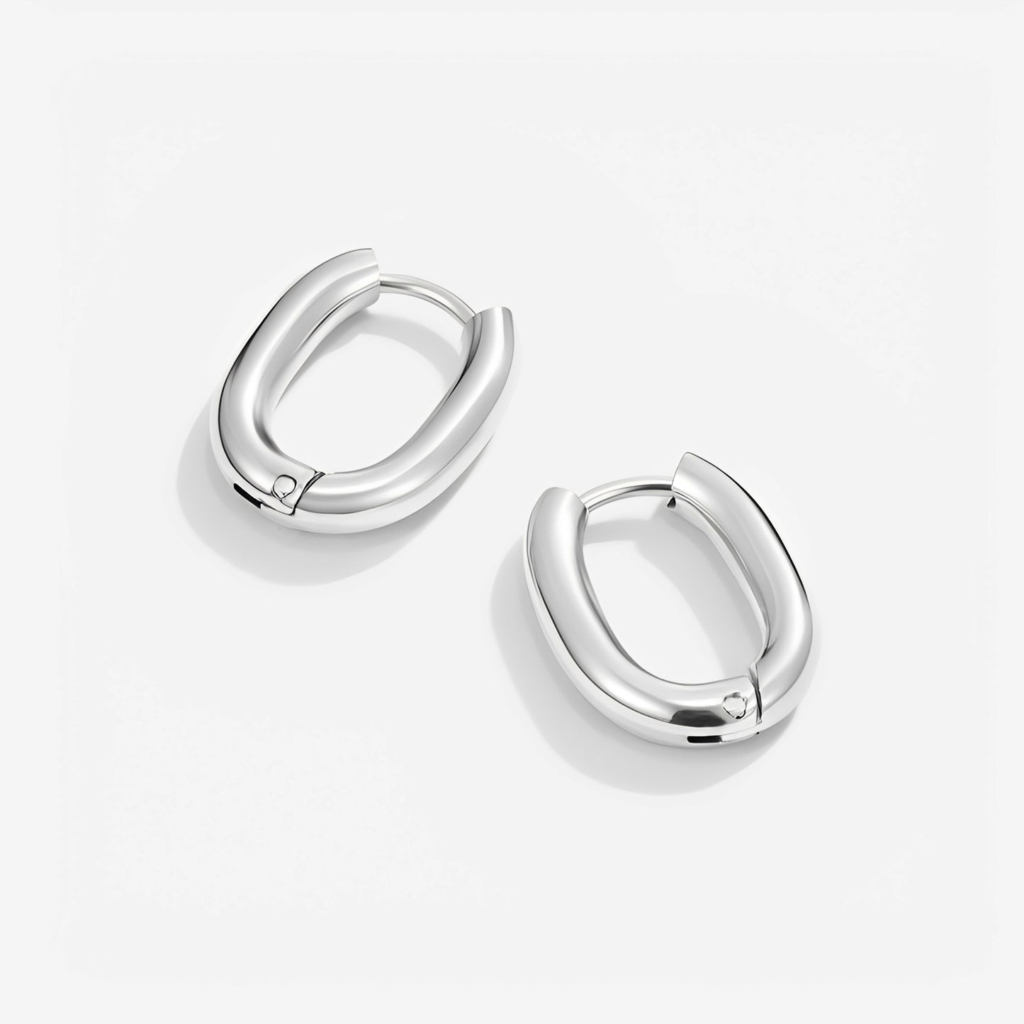 Cassandra – Pendientes Huggie Plateados en Forma de U