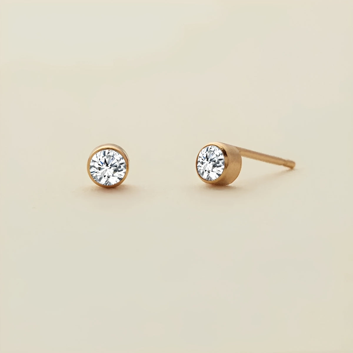 Rhea – Pendientes de Tuerca con Bisel en Oro