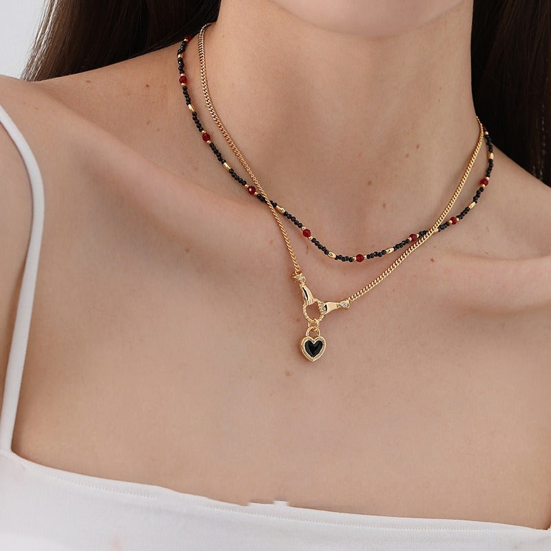 Amara – Collar Colgante Corazón Manos