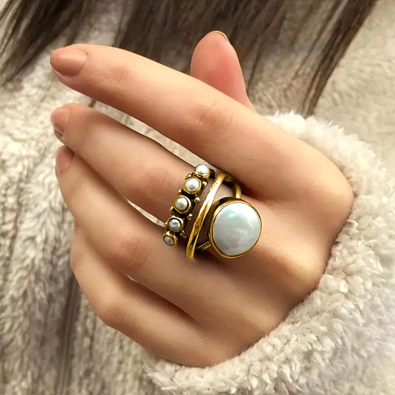 Elara – Anillo Intemporal Perla Dorada