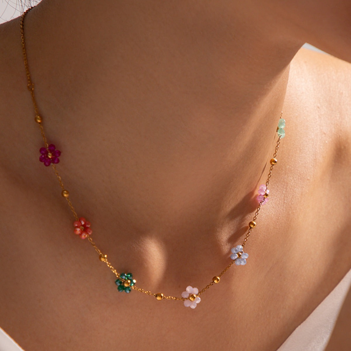 Karylle – Collar Dorado con Pequeñas Flores Coloridas