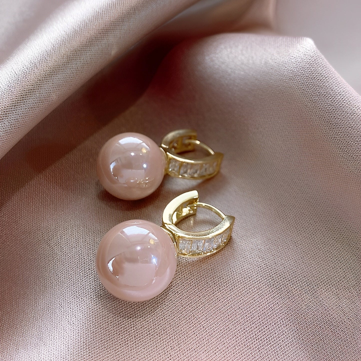 Aurora – Pendientes Dorados con Perla Rosa y Circonitas