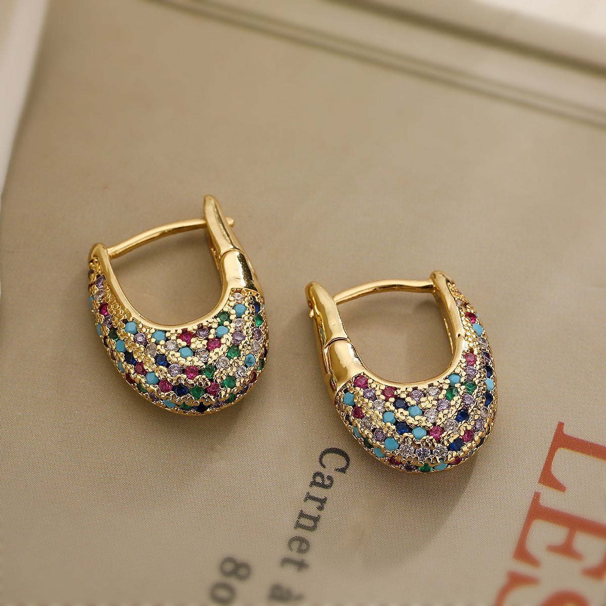 Soraya – Pendientes Elegantes Incrustados de Cristales Coloridos
