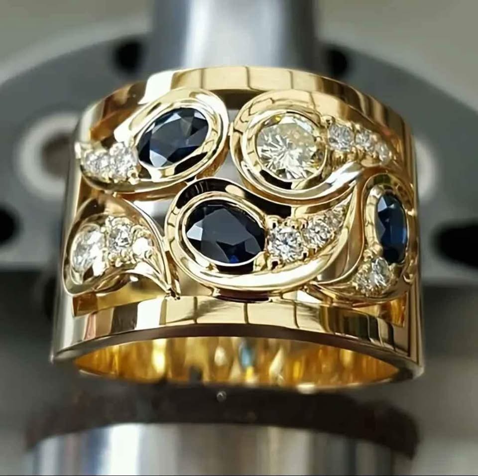 Elina – Anillo Vintage Dorado Incrustado de Circon