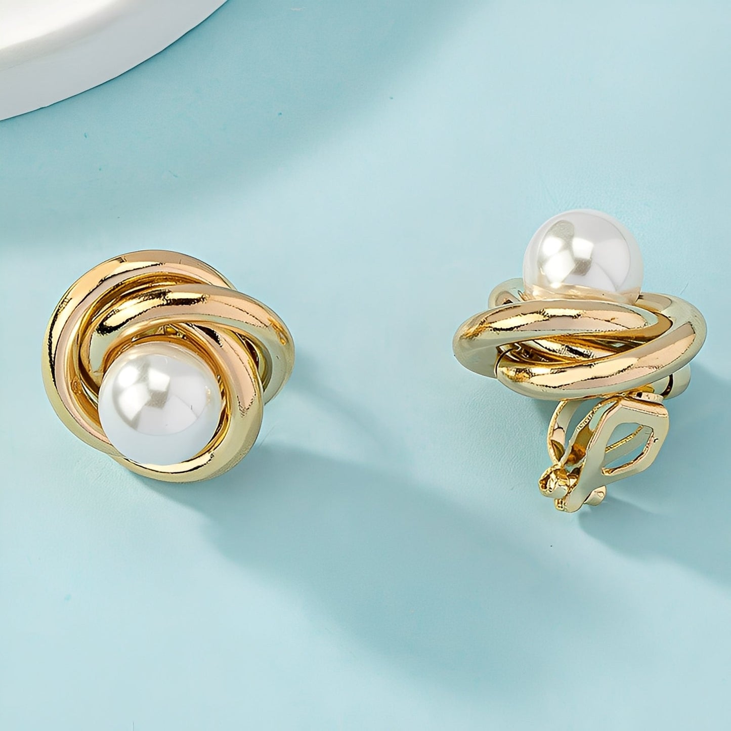 Krisna – Bisutería de Orejas Elegante en Oro con Perlas