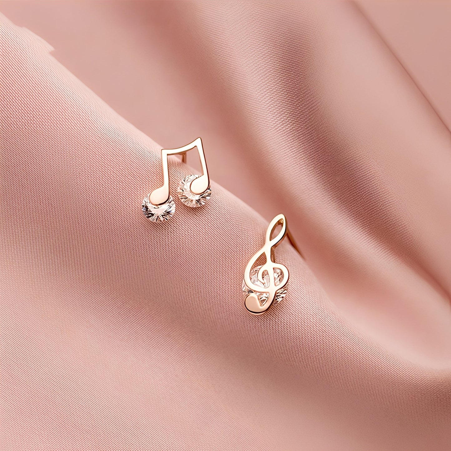 Reina – Bisutería de Orejas Musical en Oro con Zirconia