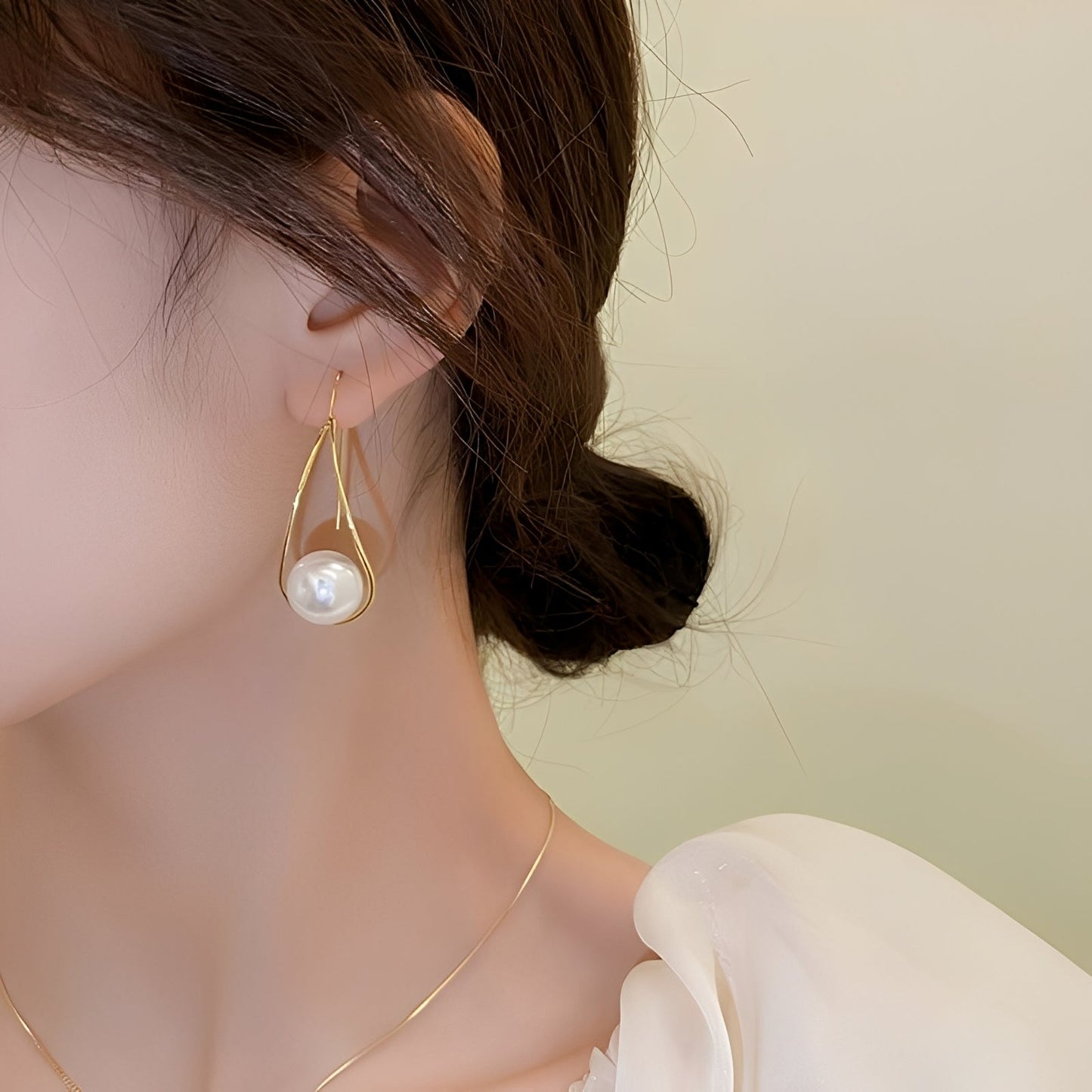 Cameron – Pendientes Perlas Doradas Colgantes
