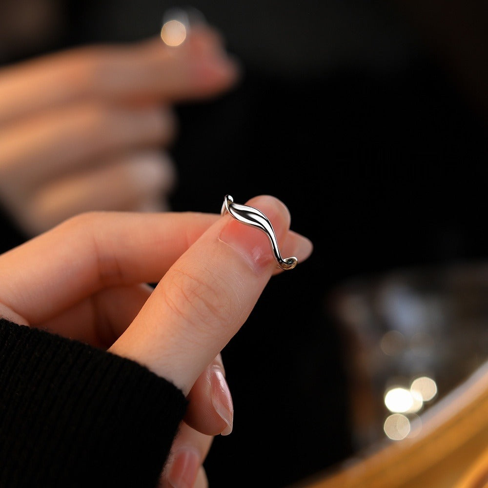 Whitney – Anillo Minimalista Ondulado