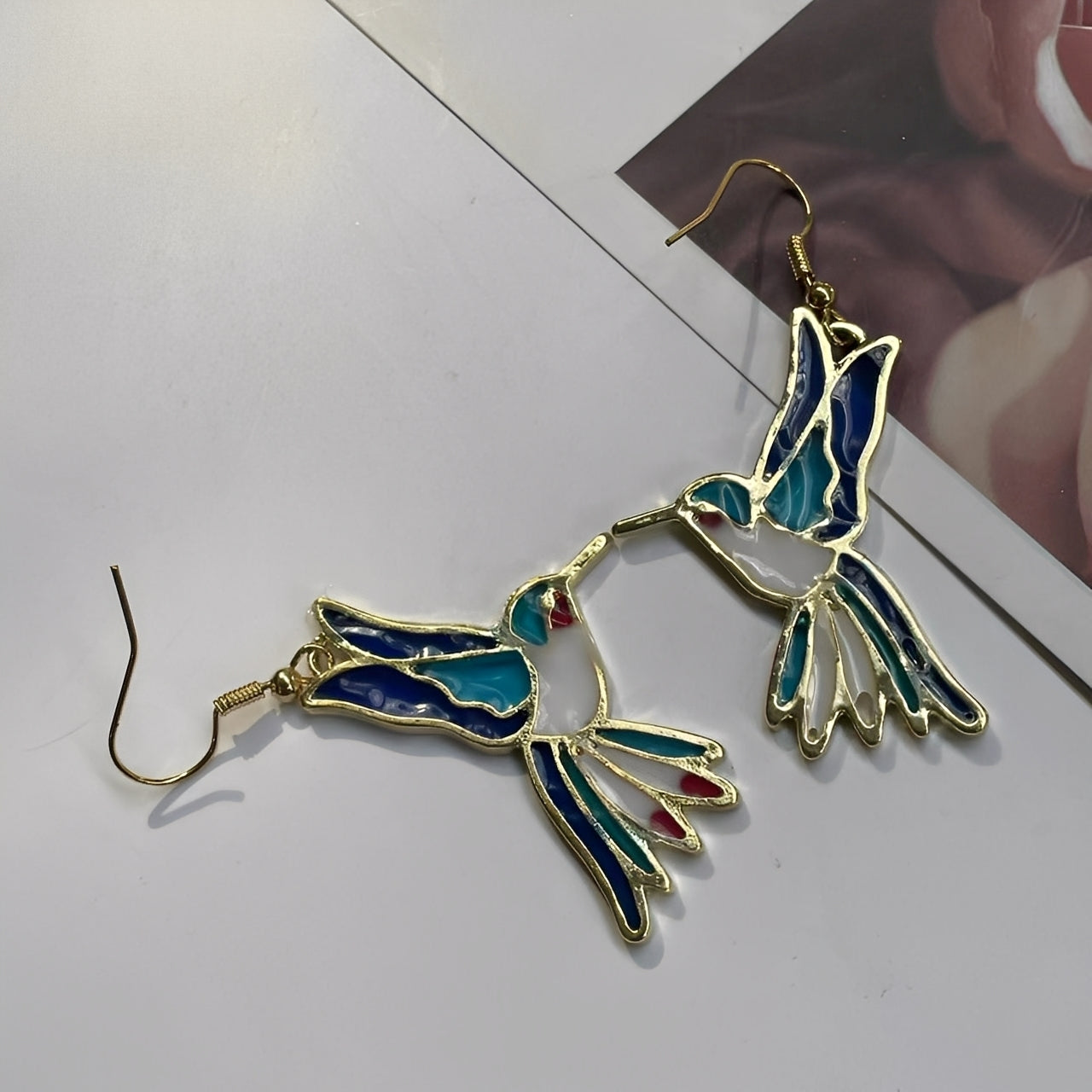 Amandine – Pendientes Vintage Colibrí Esmalte Azul