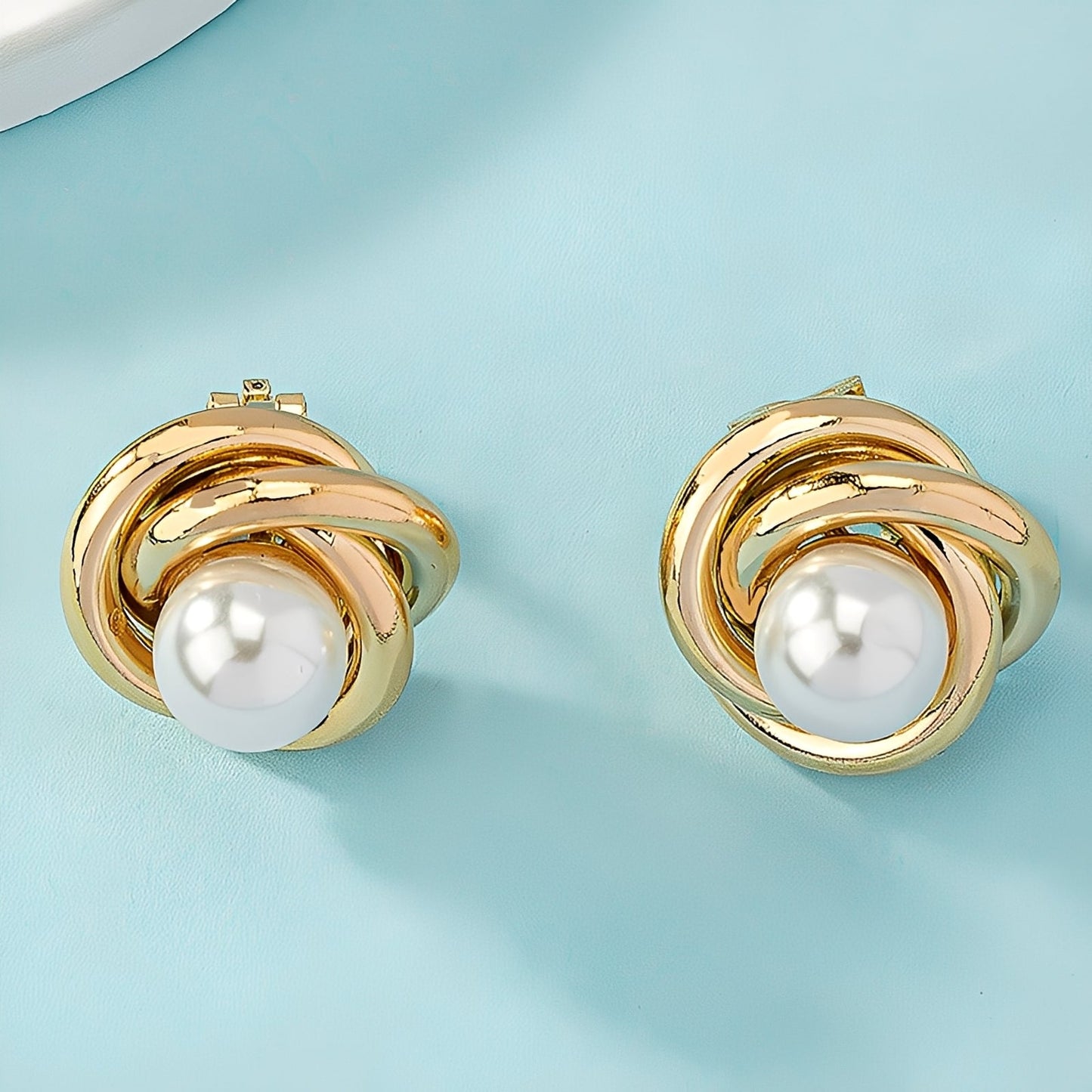 Krisna – Bisutería de Orejas Elegante en Oro con Perlas
