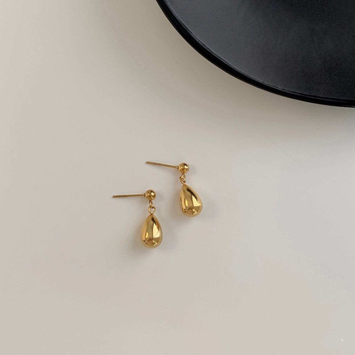 Jordyn – Pendientes Dorados Colgantes con Diseño Gota