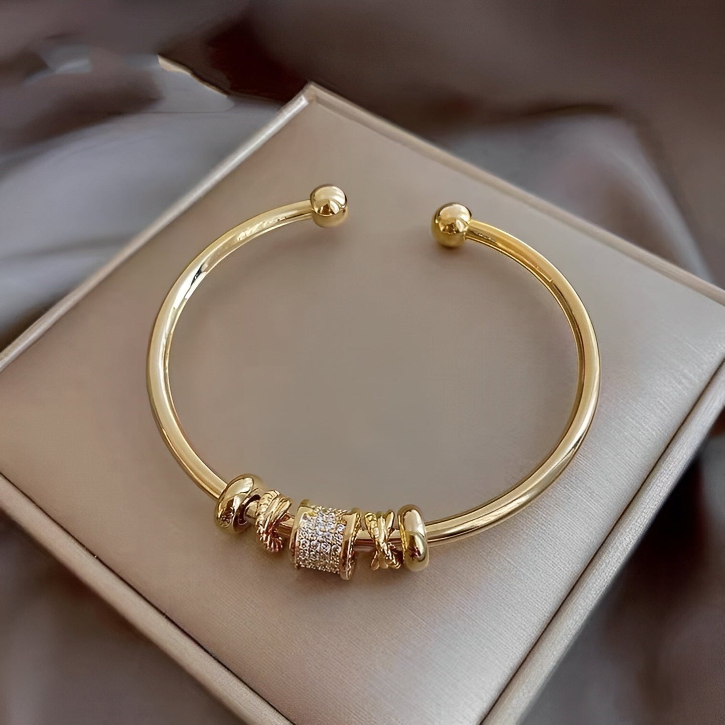 Ella – Pulsera Ajustable con Dijes Dorados