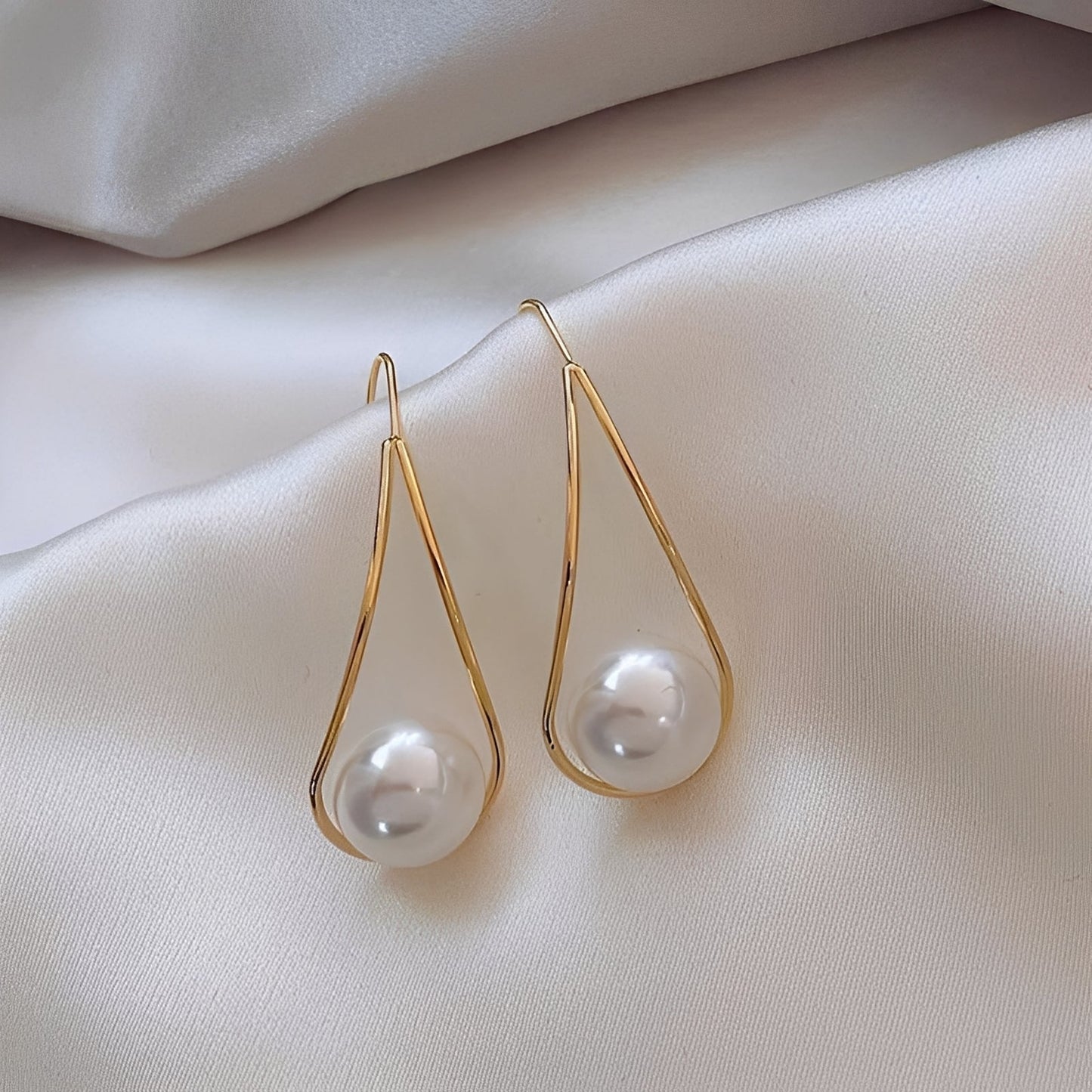 Cameron – Pendientes Perlas Doradas Colgantes