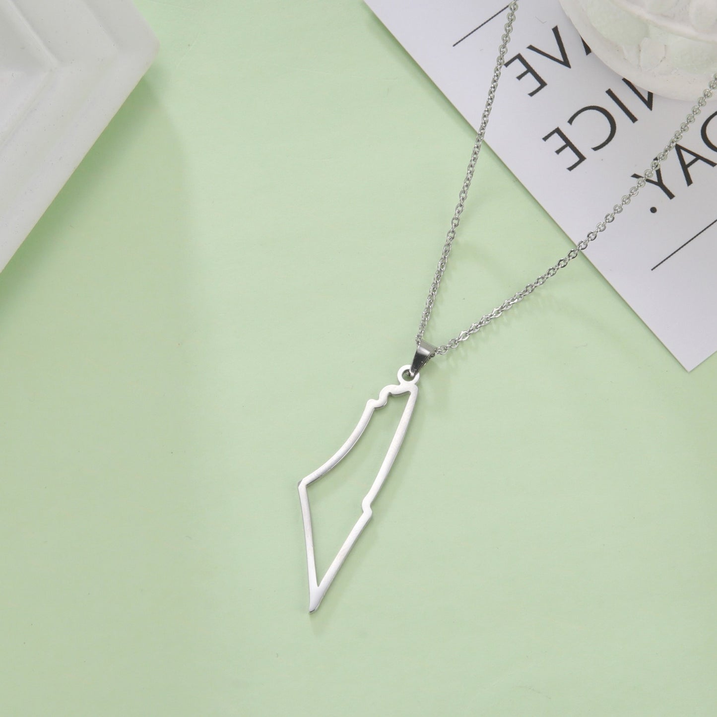Ariana – Collar con Colgante de Montaña Minimalista