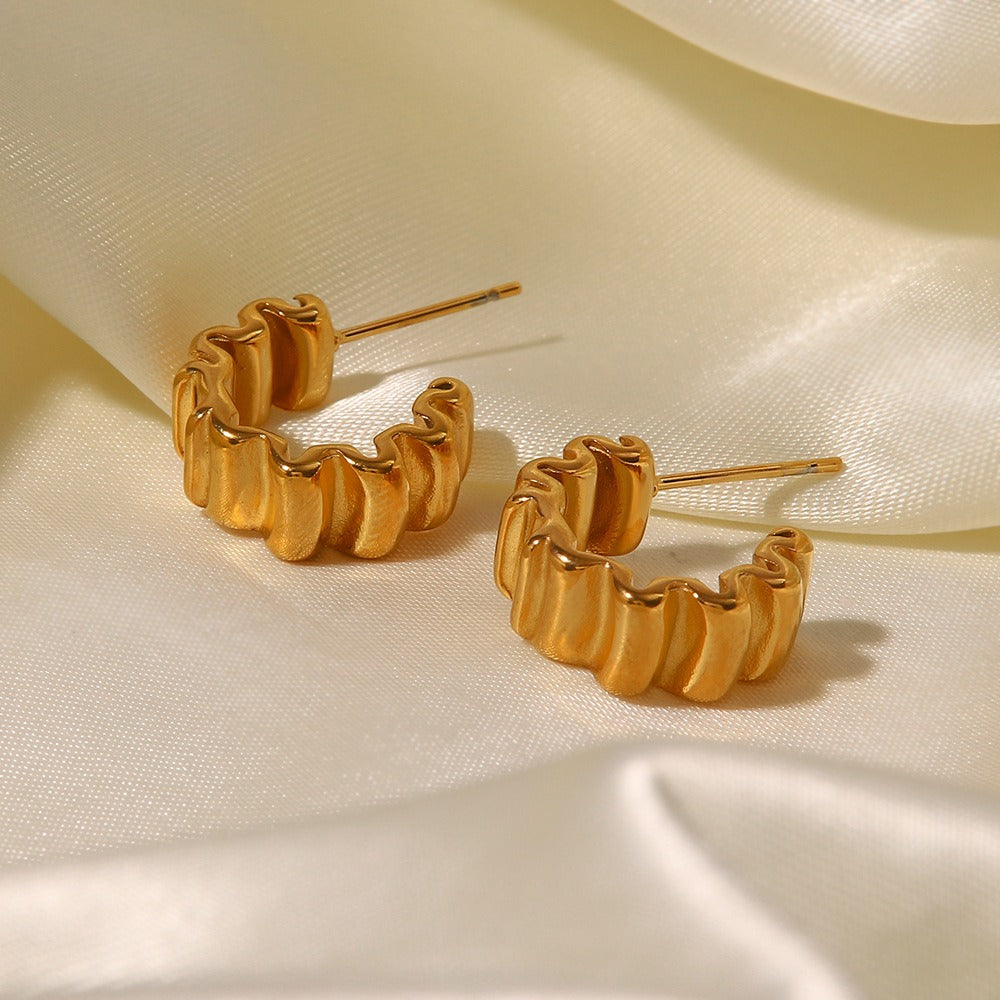 Amara – Pendientes C de Pliegues Baño de Oro