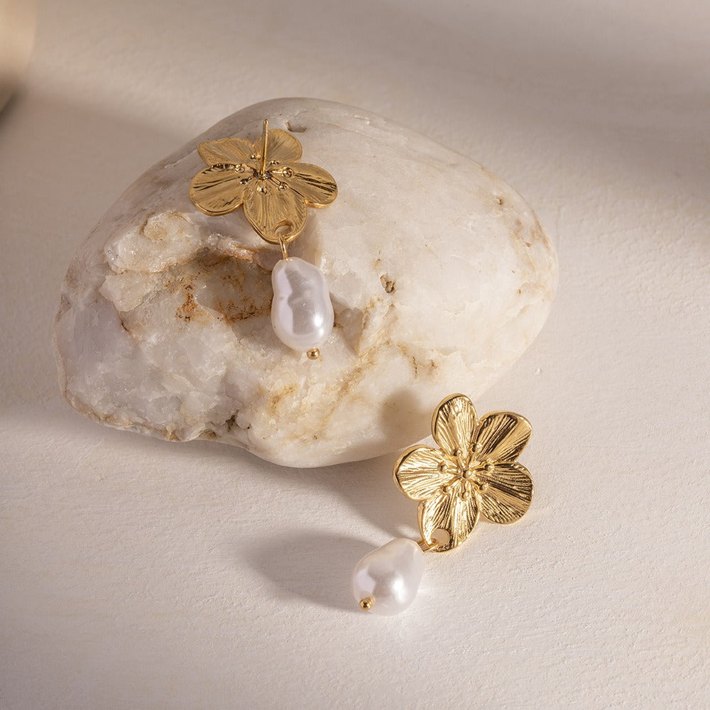 Ember – Aretes de Flor Blossom con Perla Doradas