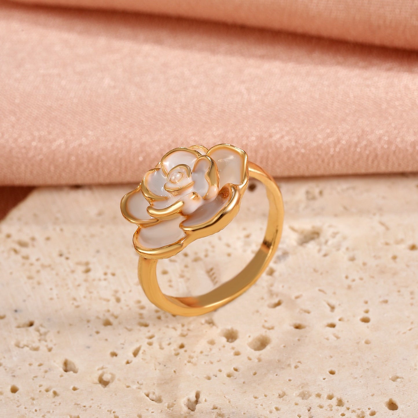 Cynthia – Anillo Camelia Blanca Vintage Elegante