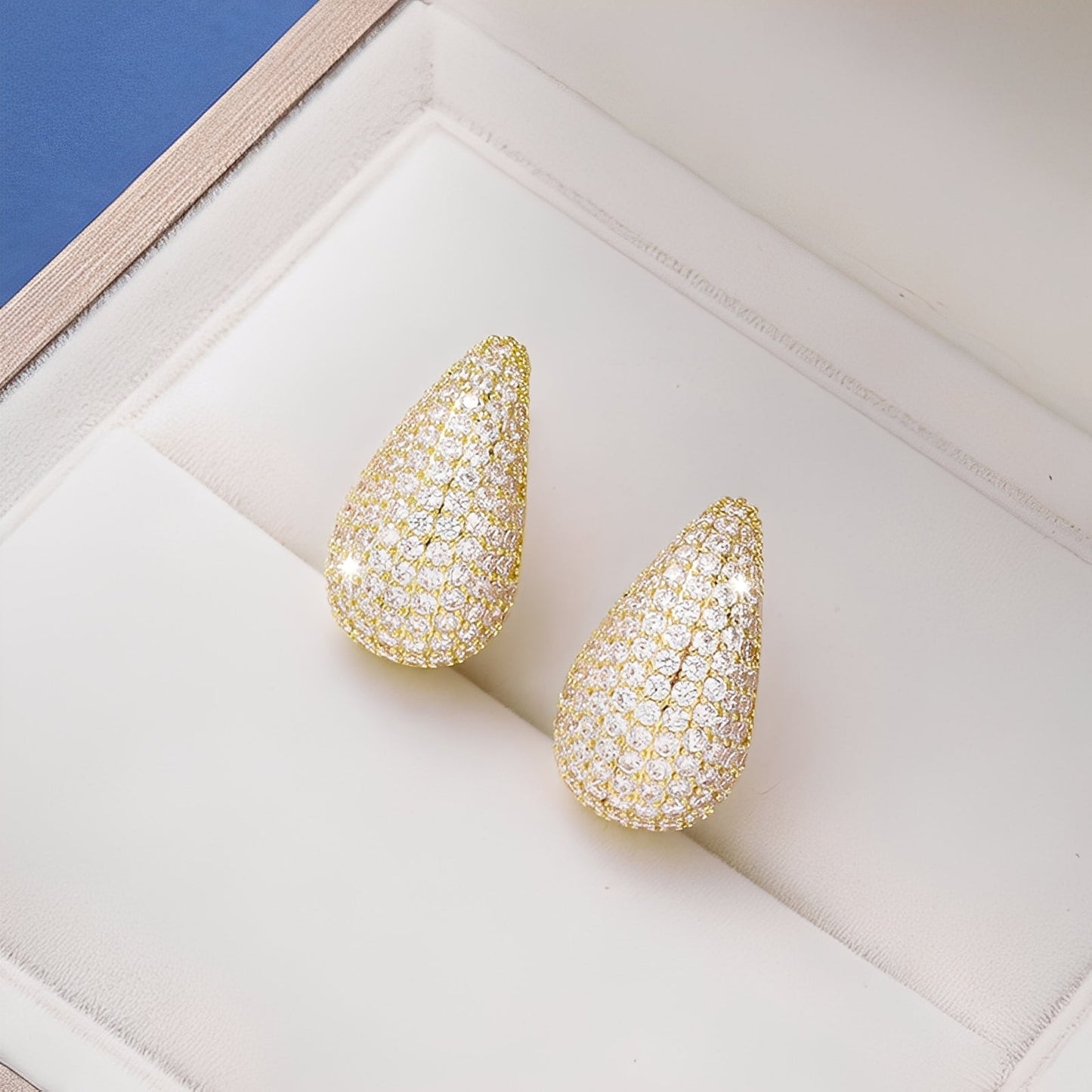 Elly – Pendientes de Botón de Zirconio y Cobre
