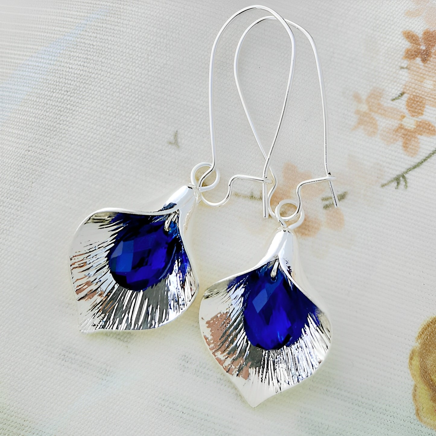 Lyana – Pendientes Plateados con Piedra Azul