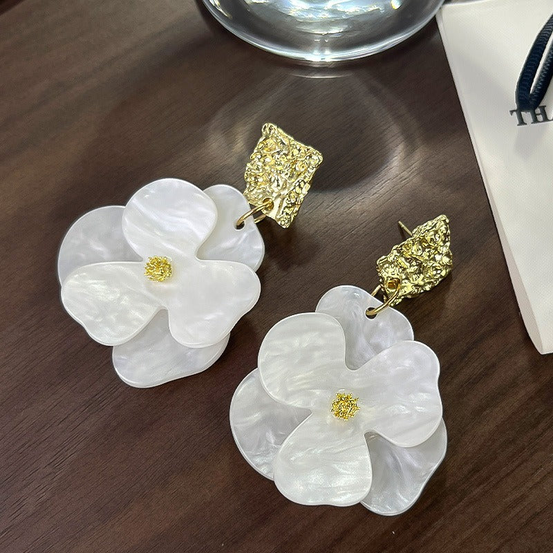Thelma – Pendientes Colgantes Florales Dorados