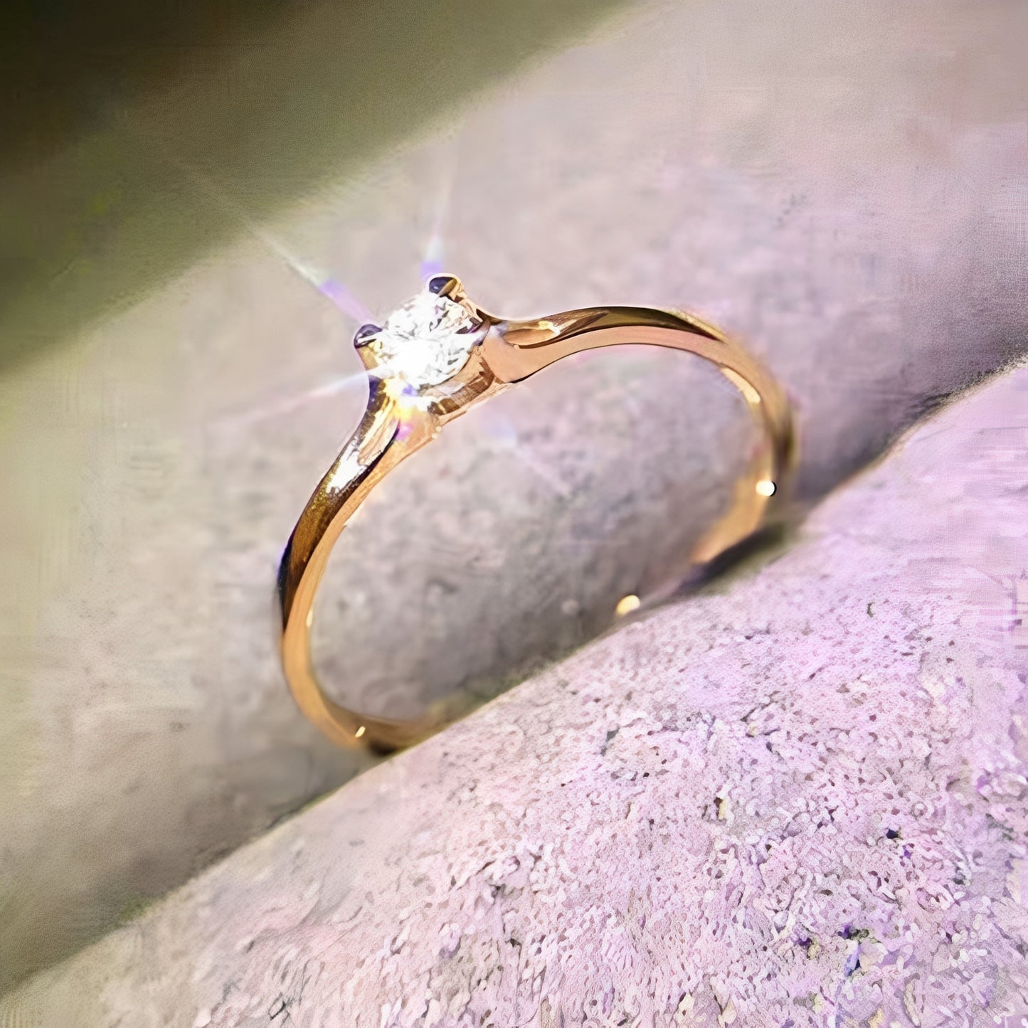 Mika – Anillo Minimalista con Zirconia Dorado