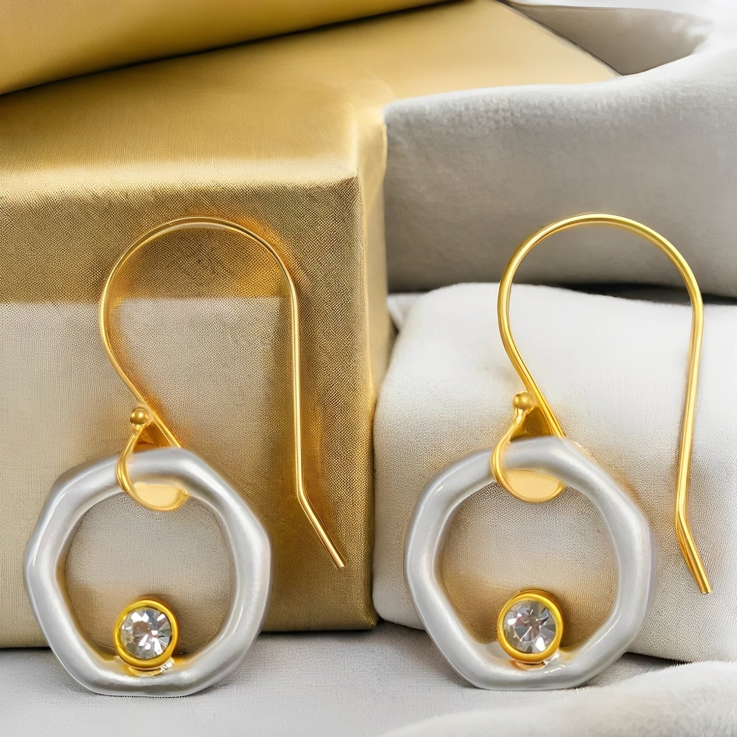 Isolde – Pendientes Vintage de Circon con Detalle Dorado y Plateado