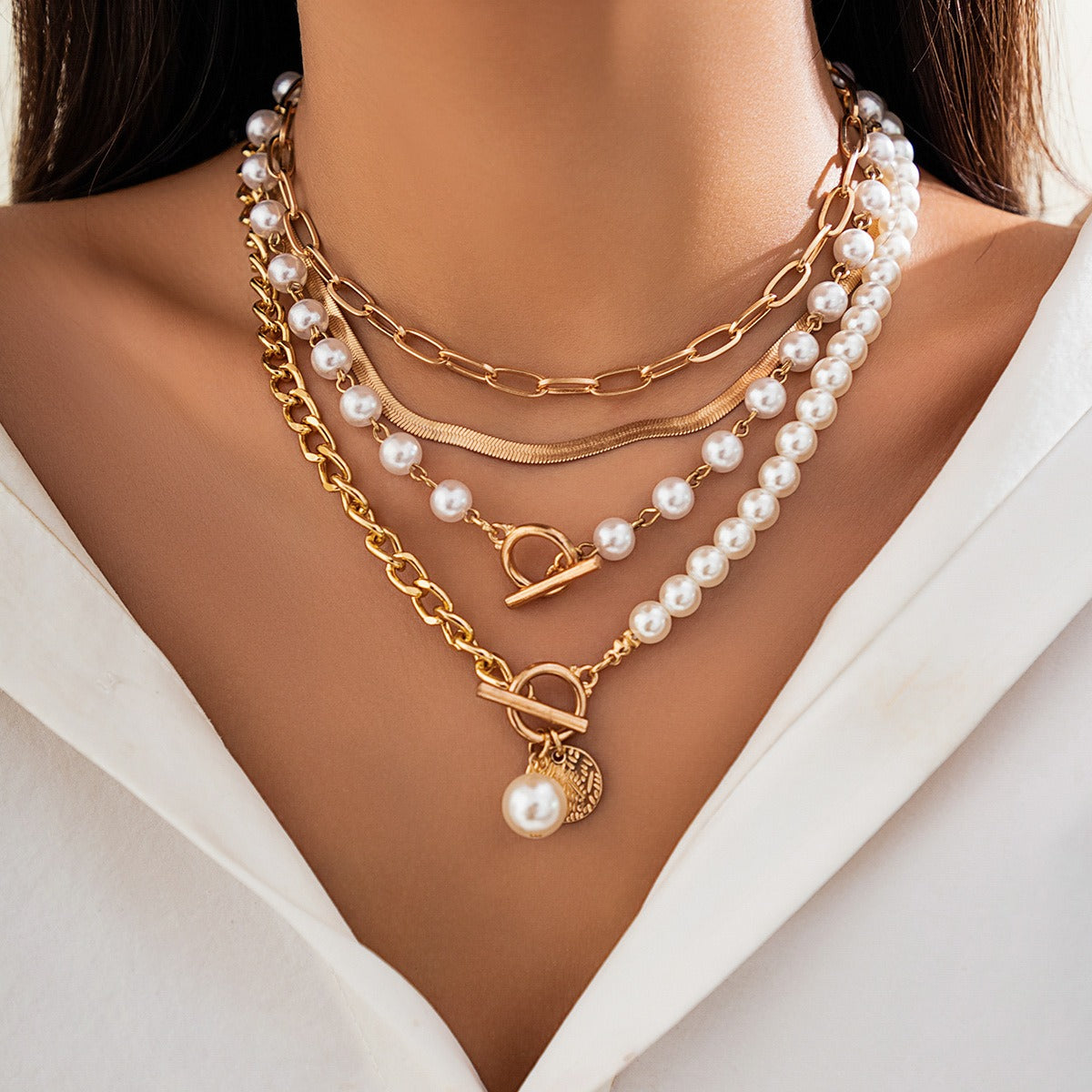 Alba – Collar Dorado con Cadenas Superpuestas con Perlas