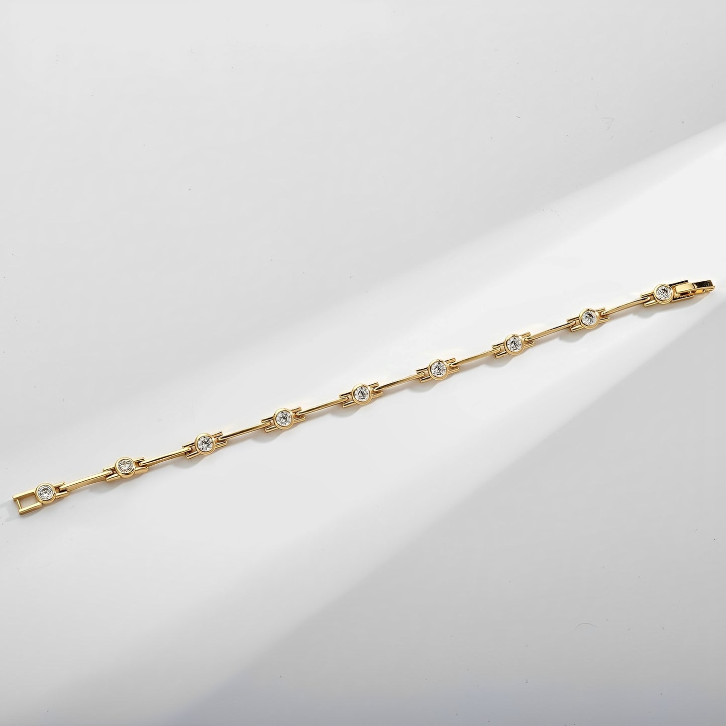 Lucía – Pulsera Elegante de Oro con Circonitas