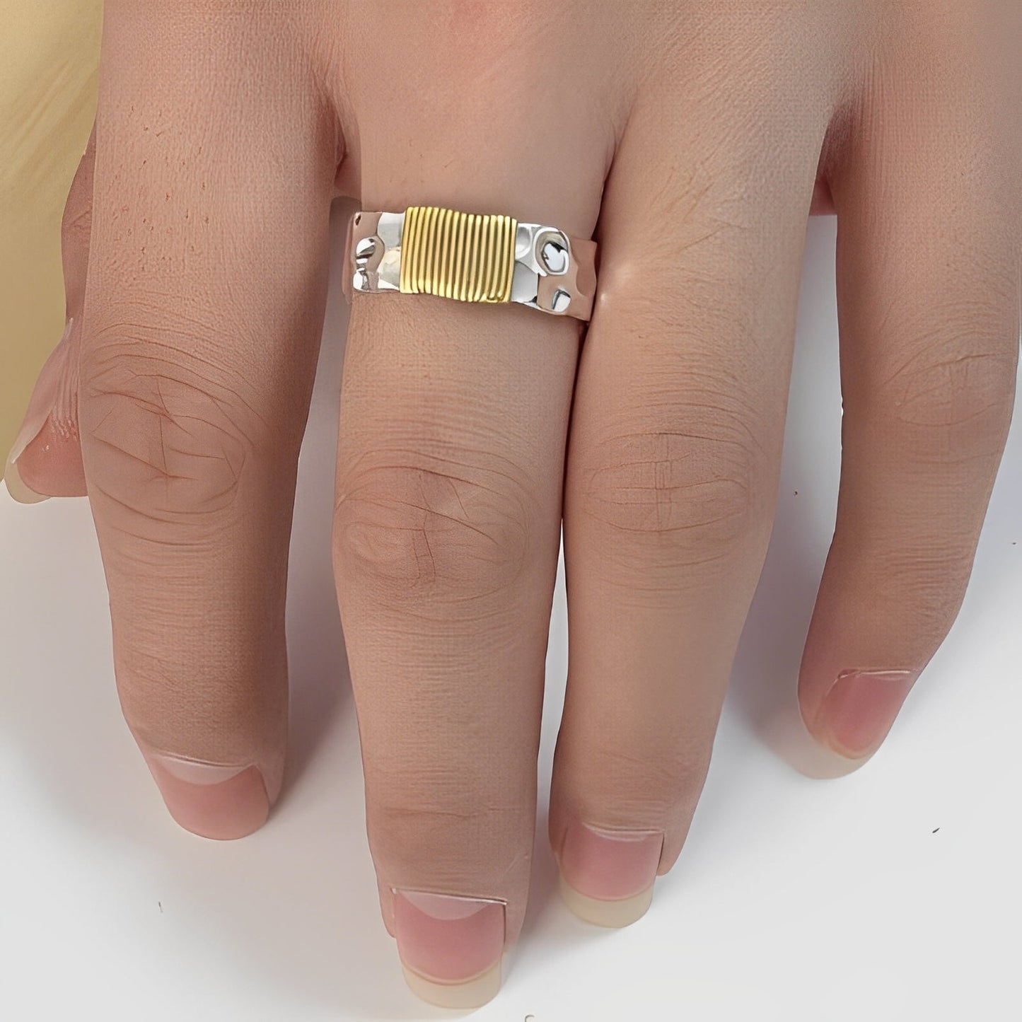 Cecile – Anillo de Plata Elegante con Hilos Dorados
