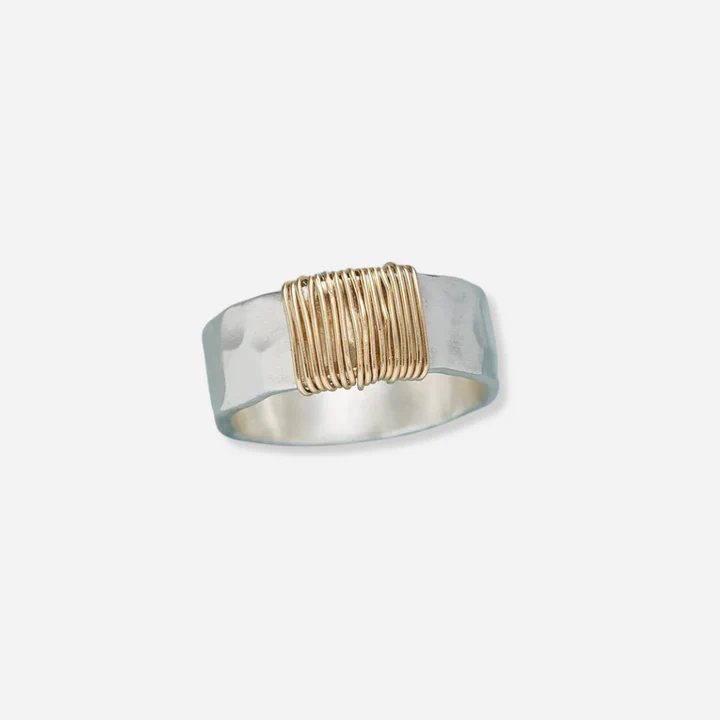 Anika – Anillo Plateado con Hilo Dorado