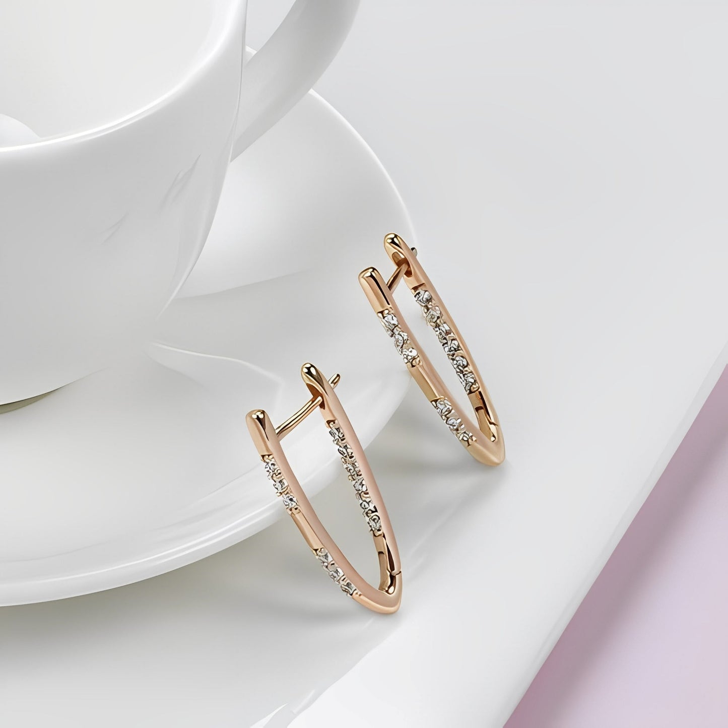 Lyssia – Pendientes Dorados Elegantes con Circonita