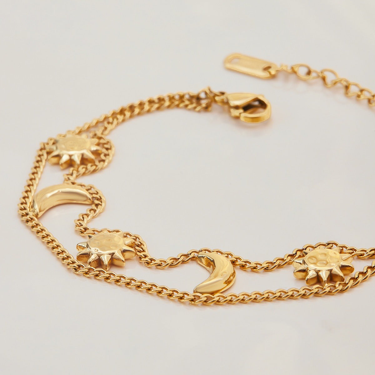 Luna – Pulsera Sol y Luna Dorada Elegante